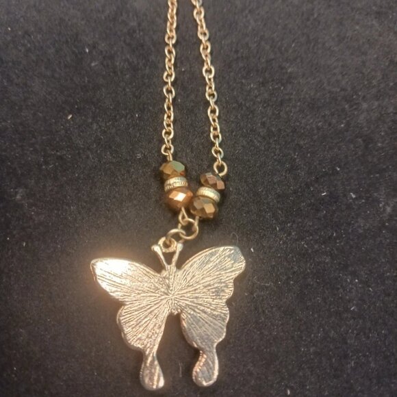 Elegant Gold Tone Butterfly Necklace Adjustable 18" - 20.5" - Picture 3 of 4